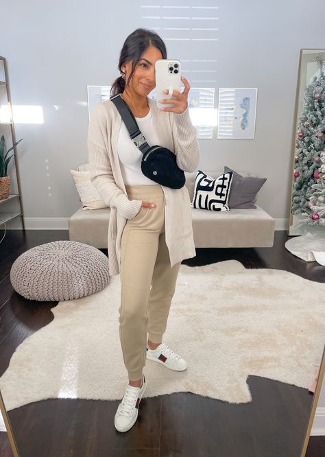 Work Sweatpants Outfit, Body Suit And Sweatpants Outfit, Lululemon Jogger Outfit, Joggers Outfit Fall, Jogger Outfit Casual, Joggers Outfit Women, Comfy Airport Outfit, Cute Sweatpants Outfit, Lounge Outfits