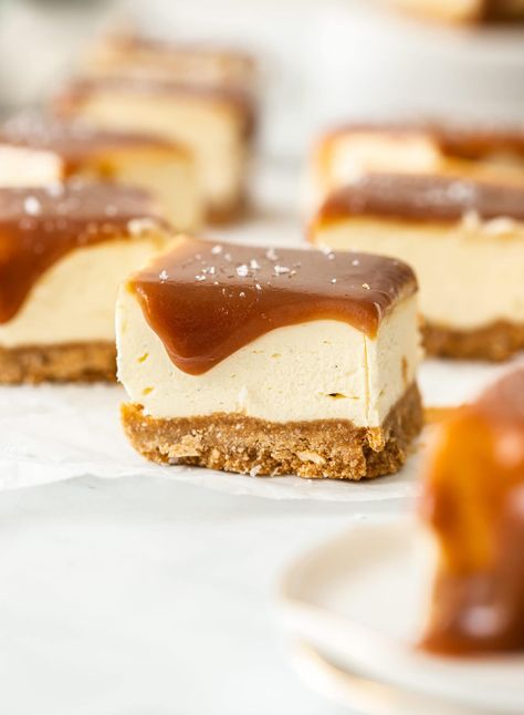 It really doesn’t get better than these Caramel Cheesecake Bars. A simple graham cracker crust topped with a creamy no-bake cheesecake filling and then a batch of gooey homemade caramel drizzled all over. No Bake Caramel Cheesecake, Caramel Cheesecake Bars, No Bake Cheesecake Filling, No Bake Oreo Cheesecake, Frozen Cheesecake, Baked Caramel, Caramel Drizzle, Cheesecake Bar Recipes, Homemade Caramel Sauce