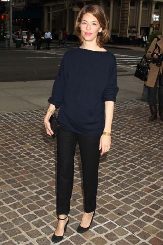 Sofia Coppola only owns one pair of pants - Album on Imgur Sofia Coppola Style, Svarta Outfits, Nails Navy, Sophia Coppola, Strapped Heels, Marlene Hose, Sarah Harris, Style Parisienne, Strap Flats