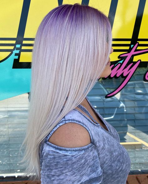 Lavender Roots Blonde Hair, Dark Purple Roots Blonde Hair, Purple Roots Blonde Hair, Light Purple Hair Dark Roots, Blonde Hair Purple Roots, Purple Shadow Root Blonde, Lilac Hair With Shadow Root, Purple Shadow Root, Purple Shadow Root Blonde Platinum