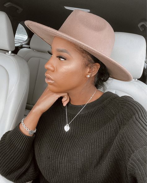 Fedora Hat With Natural Hair, Black Women Hat Outfit, Fedora Casual Outfit, Baret Hat Outfit, Women Hat Outfit, Fedora Hat Outfit Black Women, Hat Styling, Fedora Hat Outfits, Woman Hats