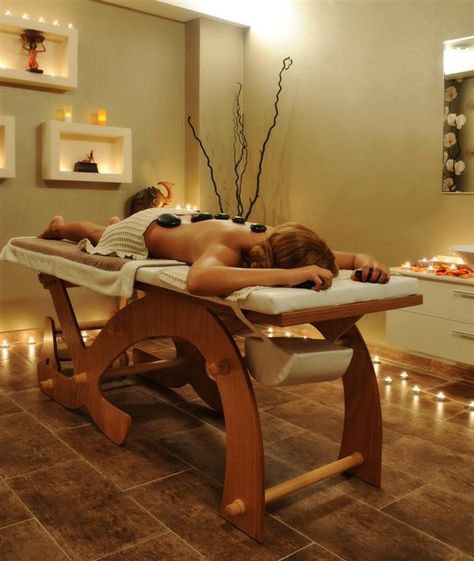 Massage Modalities, Classic Living Room Decor, Massage Ideas, Spa Massage Room, Massage Room Decor, Massage Therapy Rooms, Remedial Massage, Hot Rocks, Spa Studio