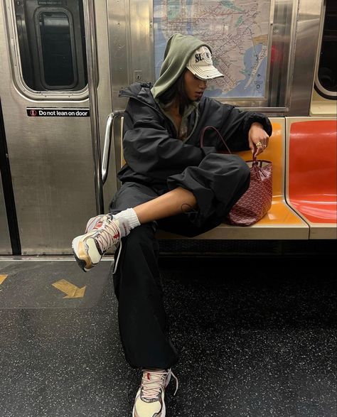 Chiara Sampaio, Subway Fashion, New York Photoshoot, Nyc Pics, Nyc Photoshoot, Athletic Aesthetic, Goyard Tote, New York Subway, Kids Tv