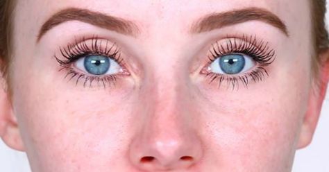 A beauty guru compared 6 volumising mascaras on camera. The best one costs just $6.75. Best Cheap Mascara, Cheap Mascara, Lauren Curtis, Mascara Tips, Curling Eyelashes, Best Mascara, Beauty Guru, Eye Care, Best Self