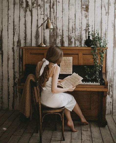 Piano Photoshoot, Piano Photography, Piano Pictures, Piano Photo, Piano Girl, Mode Rose, Playing Piano, Foto Poses, Images Esthétiques