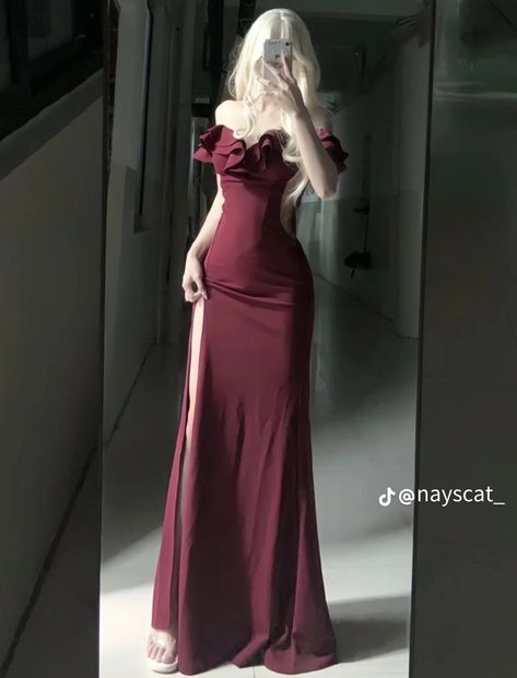 Dark Red Prom Dress, Vestidos Color Vino, Prom Dress Inspo, Dark Red Dresses, Glamour Outfit, Classy Prom Dresses, Pink Homecoming Dress, Elegant Prom Dresses, Prom Dress Inspiration