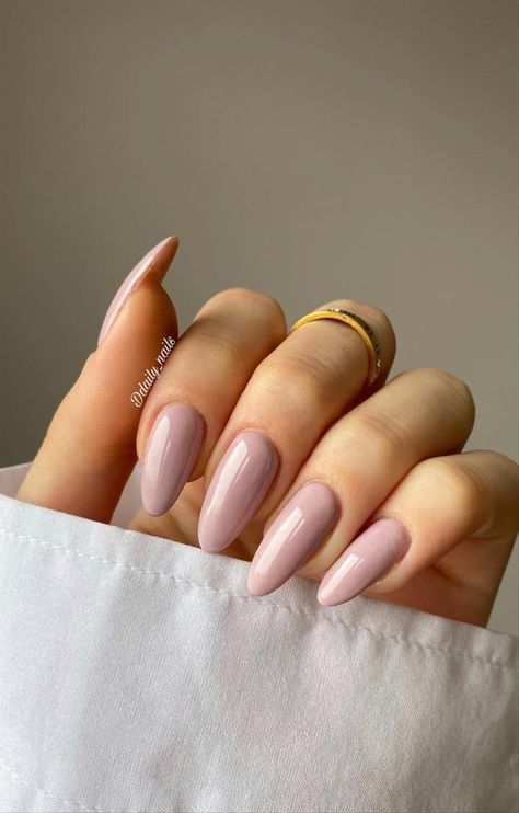 Nude almond nails designs are a classic and sophisticated look that is perfect for any occasion. Almond nails are long, almond-shaped nails that taper to a point at the end. They are called “almond” nails because the shape resembles a nut. Here are 37 cool spring nail colors 2023 trends with short nude almond nails to get inspired. Enjoy Aesthetic, Long Oval Nails, Kutek Disney, Unghie Sfumate, Manikur Kuku, Nails Brown, Fall Nail Art Designs, Nude Nail Designs, Subtle Nails