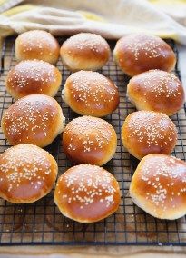 Spelt Hamburger Buns {or make them with Einkorn} | Beets 'n Bones Spelt Sourdough, Spelt Flour Recipes, Spelt Recipes, Hamburger Bun Recipe, Einkorn Recipes, Spelt Bread, Homemade Buns, Fluffy Light, Einkorn Flour