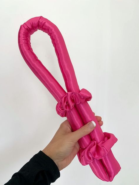 It's a pink heatless hair curler with scrunchies Heatless Hair Curling, Heat Free Curls, Scarf Scrunchies, No Heat Hair, Curls Without Heat, Scrunchie Scarf, Heatless Hair, Lilac Colour, Heatless Hair Curlers