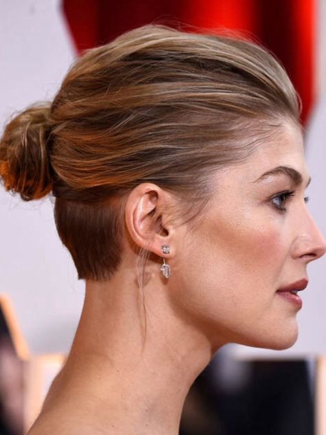 rosamund pike undercut für frauen ab 40 lange haare mit dunn Short Bob Hair, Undercut Long Hair, Undercut Designs, Edgy Haircuts, Rosamund Pike, Fringe Hairstyles, Bob Hair, Undercut Hairstyles, Trending Hairstyles