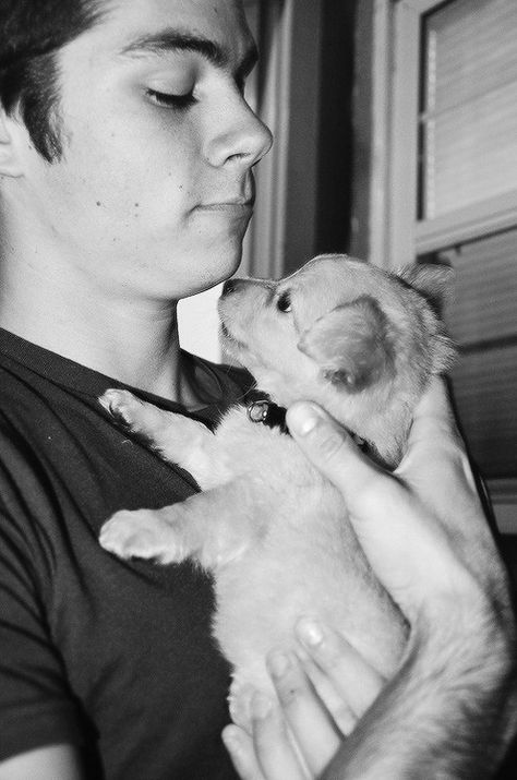 Ahhh Dylan with a puppy?!? Too cute to handle Stiles Teen Wolf, Dylan O Brain, Dylan Obrian, Teen Wolf Dylan, Colton Haynes, Teen Wolf Stiles, Teen Wolf Cast, Tyler Posey, Scott Mccall