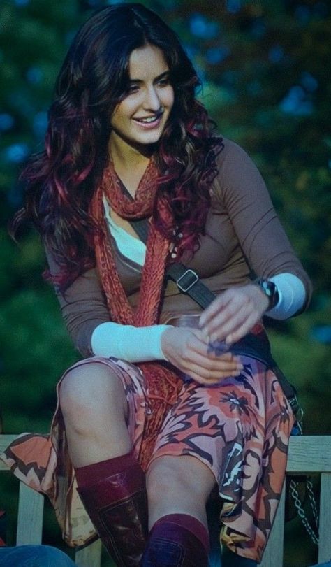 French Winter Fashion, Soft Era, 90s Bollywood Fashion, Vintage Bollywood Aesthetic, Bollywood Aesthetic, Katrina Kaif Photo, Hair Streaks, Desi Fashion Casual, Bollywood Outfits