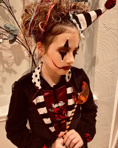 Clown costume and make up idea for girls, teens or preteens Girls Clown Costume, Scary Girl Halloween Costumes, Vintage Clown Costume, Girl Clown Costume, Killer Costume, Creepy Vintage, Costumes For Teens, Vintage Clown, Dark Vintage