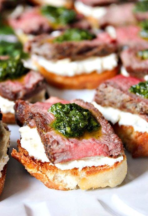 These heavenly beef tenderloin crostini with tangy goat cheese and pesto are a simple, yet deceptively impressive choice for entertaining. Beef Tenderloin Crostini, Tenderloin Crostini, Appetizers Christmas, Fest Mad, Whipped Goat Cheese, Meat Appetizers, God Mat, Beef Tenderloin, Holiday Appetizers