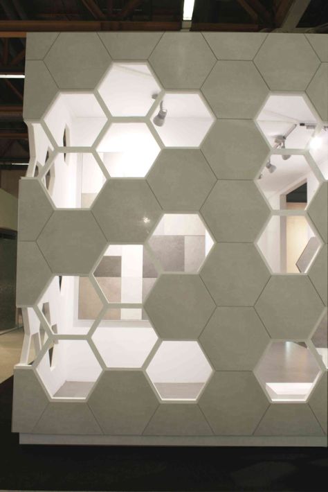 Apavisa - hexagon Hexagon Window, Retail Wall Displays, Tray Ceiling Ideas, Hexagon Tray, Hexagon Display, Honeycomb Wall, Showroom Interior Design, Ceiling Ideas, Tray Ceiling