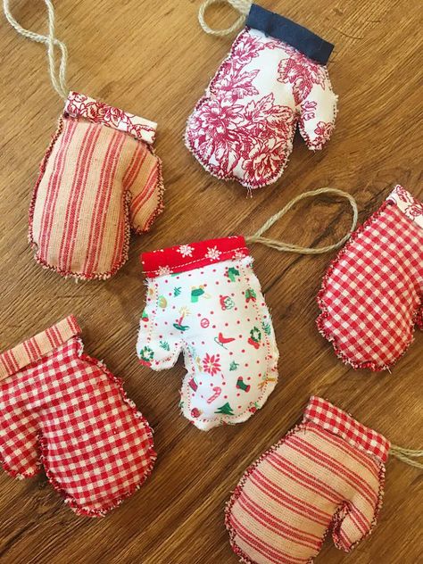 Christmas Decorations To Sew! {FREE Patterns} Easy Christmas Sewing, Upcycling Fabric, Diy Mittens, Christmas Sewing Patterns, Sewn Christmas Ornaments, Christmas Decorations Sewing, Christmas Lights Garland, Mitten Ornaments, Snowflake Embroidery