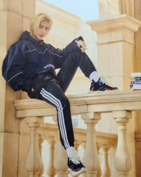 Hyunjin Blonde, Grecian Architecture, Bad Photos, Stray Kids Chan, Sitting Poses, Boss Man, The Pen, Nct Taeyong, Drama Queens