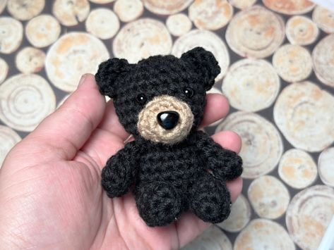 Crochet Black Bear Pattern, Black Bear Crochet, Knitted Keychain, Yarn Projects Crochet, Crochet Beach Bags, Mini Amigurumi, Bear Amigurumi, Crochet Bear Patterns, Keychain Ideas