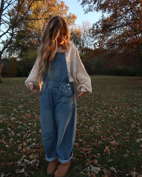 Overalls that never let you down 🫶🏽 #outfitoftheday #outfit #onlineboutique #overalls #outfitinspiration Women’s Dungaree Outfit, Carhartt Overalls Outfit Aesthetic, What To Wear Under Overalls, How To Style Denim Overalls, Women’s Overalls Outfit, Sweater With Overalls, Black Overalls Outfit Winter, Jean Overall Outfits Winter, Denim Overalls Outfit Winter