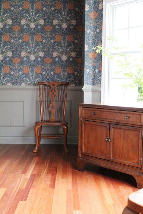 Beadboard And Wallpaper, Real Wallpaper, Colonial Dining Room, Dining Room Wall Color, Videos Of People, Dining Room Wainscoting, William Morris Wallpaper, White Wainscoting, Transitional Dining Room