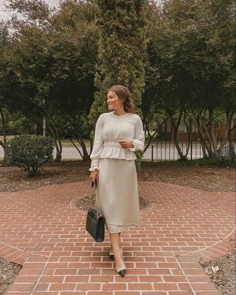 #modestfashion Courtney Toliver, Elegant Skirt Outfits, Modest Christian Clothing, Spring Skirt Outfits, Flare Sleeve Sweater, Church Fits, Ladylike Style, Apostolic Fashion, Church Outfits