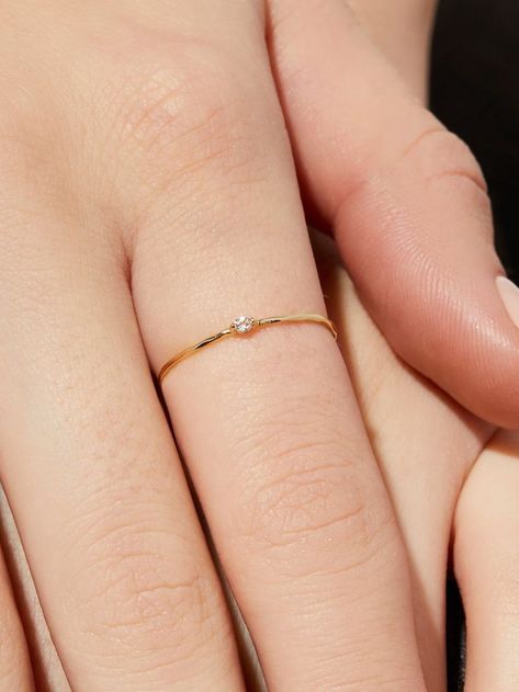 Ring Designs With Stone, Gold Delicate Rings, Delicate Jewelry Aesthetic, Pretty Jewellery Rings, Simple Ring Designs Gold, Pretty Rings Engagement, Pretty Rings Simple, Minimalist Rings Simple, Cincin Diy