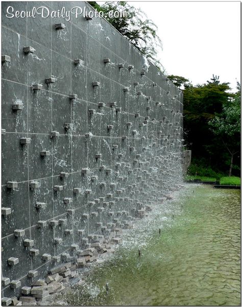 Wall fountain. Something like this but smaller scale for the back wall. Would certainly help with the traffic noise and could be inexpensive to create with the existing  cinderblock wall. Bio Pool, Outdoor Wall Fountains, Water Wall Fountain, Water Fountain Design, Outdoor Sitting, Water Feature Wall, Pool Water Features, Zen Gardens, Indoor Waterfall