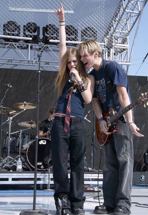 Avril Lavigne And Evan Taubenfeld, 2000 Rock Aesthetic, Avril Lavigne Concert Outfit, Avril Lavigne Outfits, Avril Lavigne Aesthetic, Avril Lavigne Let Go, Cl Instagram, Avril Lavingne, Avril Lavigne Style