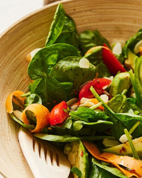 Healthy Spinach Avocado Salad - Delice Recipes Avacodo Salad, Oil Vinegar Dressing, How To Make Spinach, Spinach Avocado, Satisfying Salads, Salad With Avocado, Fresh Dishes, Vinegar Dressing, Spring Salad