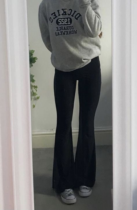 Flare Leggings Outfit, Black Flare Leggings, Leggings Outfit Ideas, Trendy Outfits Edgy, Outfit Ideas Black, Hogwarts Outfits, Black Flared Leggings, School Outfit Ideas, Flare Legging