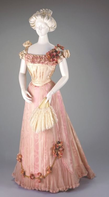 Evening Dress: Bodice and Skirt. Designer/ Maker: Mary Donegan (American, active 1880-1895); Katherine Willging (American, active 1889-1897) Date: 1898-1901 Place of origin: Cincinnati, Ohio, United States Medium: Silk Source: cincinnatiartmuseum.org Istoria Modei, Old Dress, Victorian Era Fashion, 1890s Fashion, Silk Evening Dress, 파티 드레스, Look Retro, 19th Century Fashion, Victorian Clothing