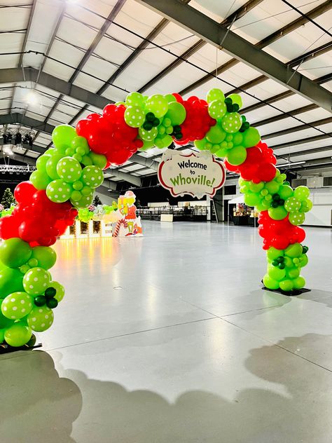 Grinch Themed Balloon Arch, Whoville Balloon Arch, Grinch Balloon Column, Event Theme Ideas Creative, Grinch Balloon Garland, Grinch Balloon Arch, Grinch Balloons, Grinch Backdrop, Balloon Inspiration