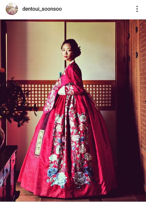 Bridal Hanbok, Queen Hanbok, Korean Traditional Fashion, Korean Traditional Dress Hanbok, Korea Traditional Dress, Korea Traditional Clothes, Traditional Korean Clothing, Hanbok Traditional, Korean Blouse