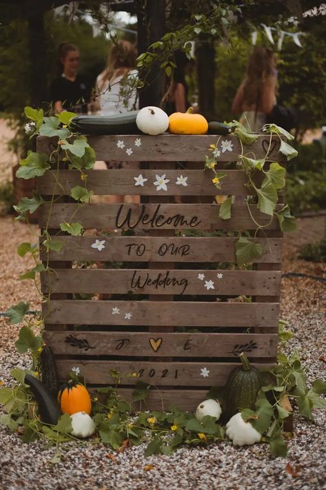 Pumpkin Wedding Ideas, Pallet Wedding Sign, Wooden Pallet Wedding, Pumpkin Wedding Cakes, Pumpkin Centerpieces Wedding, Pallet Wedding Signs, Wedding Ceremony Readings, Wedding Top Table, Riverside Weddings