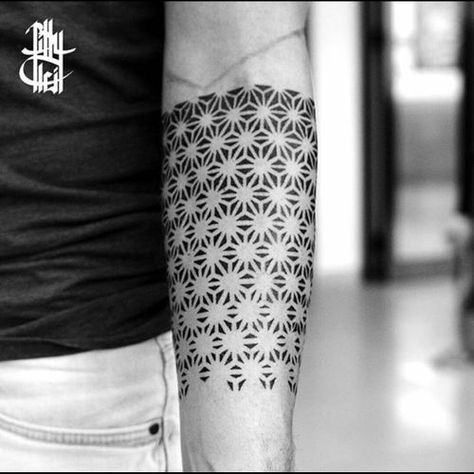 Geometric Tattoo Pattern, Black And White Tattoo, Wrap Around Tattoo, Geometric Sleeve Tattoo, Forearm Band Tattoos, Band Tattoo Designs, Geometry Tattoo, Geometric Tattoo Design, Arm Band Tattoo