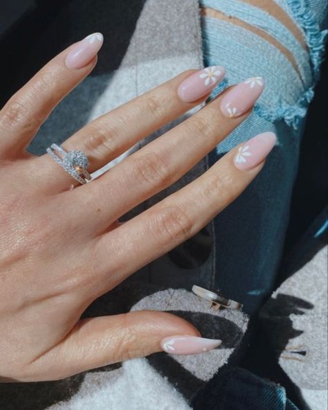 Elegant Almond Nails Classy, Almond Nails Elegant, Almond Nails Classy, Elegant Almond Nails, Nail Elegant, Pale Nails, Summer Nails 2022, Pink Flower Nails, Pale Pink Nails