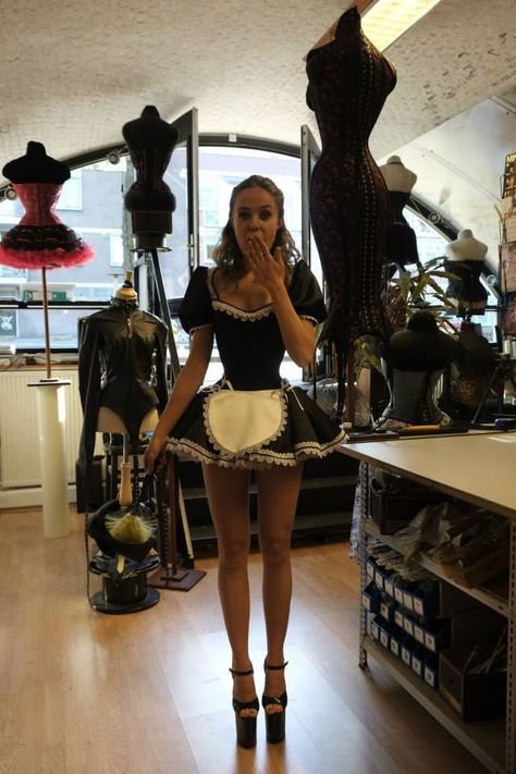 Maid Halloween, Easy College Halloween Costumes, Funny Couple Halloween Costumes, Themed Halloween Costumes, Legs Outfit, Halloween Makeup Pretty, French Maid, Maid Outfit, Maid Dress