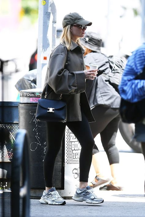 Margot Robbie's Leggings As Pants Outfit Is Actually Super Chic Margot Robbie Outfit, Margot Robbie Style, Stylish Street Style, New Street Style, Leisure Suit, Celebrity Street Style, Guess Who, Pink Outfits, Margot Robbie