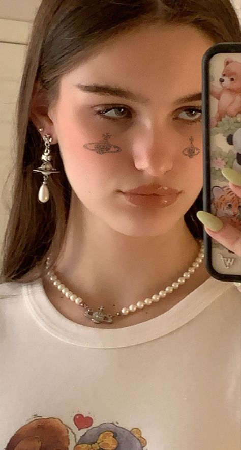 Vivien Westwood Necklace, Vivienne Westwood Necklace Outfit, Pearl Necklace Outfit, Vivienne Westwood Necklace, Westwood Necklace, Vivienne Westwood Jewelry, Vivienne Westwood Jewellery, Cool Ear Piercings, Necklace Outfit