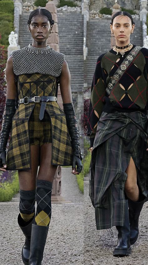 Dior Inspiration, Tartan Skirt Outfit, Tartan Punk, Layering Fashion, Tartan Fashion, Fair Outfits, Corset Outfit, Tartan Skirt, Crazy Outfits