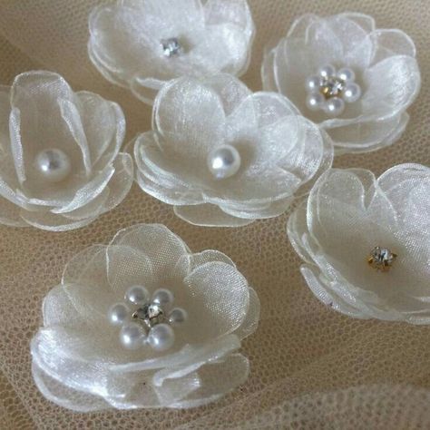 Detail Couture, Making Fabric Flowers, Hand Beaded Embroidery, Fabric Flower Tutorial, Handmade Flowers Fabric, Organza Flowers, Cloth Flowers, Fabric Flowers Diy, Ivory Flowers