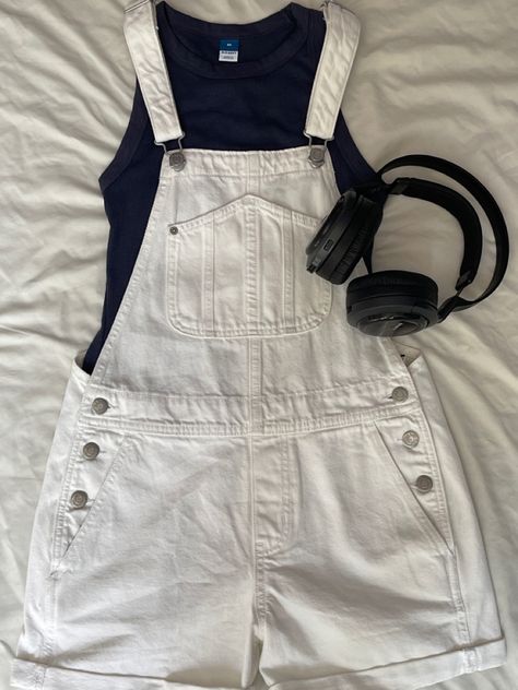 White Overalls Outfit, Overalls Outfit Short, Overalls Aesthetic, Overalls Outfit Aesthetic, Cute Overall Outfits, Overall Shorts Outfit, Denim Overalls Outfit, Shorts Outfit Ideas, White Shorts Outfit