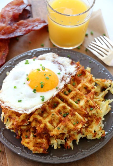 Cheesy Waffled Hash Browns | Dash of Savory Breakfast Ideas Waffles, Breakfast Sides Dishes, Waffle Iron Recipes, Breakfast Sides, Plats Healthy, Waffle Maker Recipes, Overnight Oat, Hash Browns, Diet Vegetarian