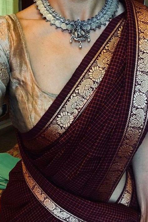 Linen Silk Saree, Trendy Saree, Maroon Saree, Indian Wedding Gowns, Sarees For Girls, Simple Saree Designs, Cotton Saree Designs, Sari Blouse Designs, Indian Saree Blouse