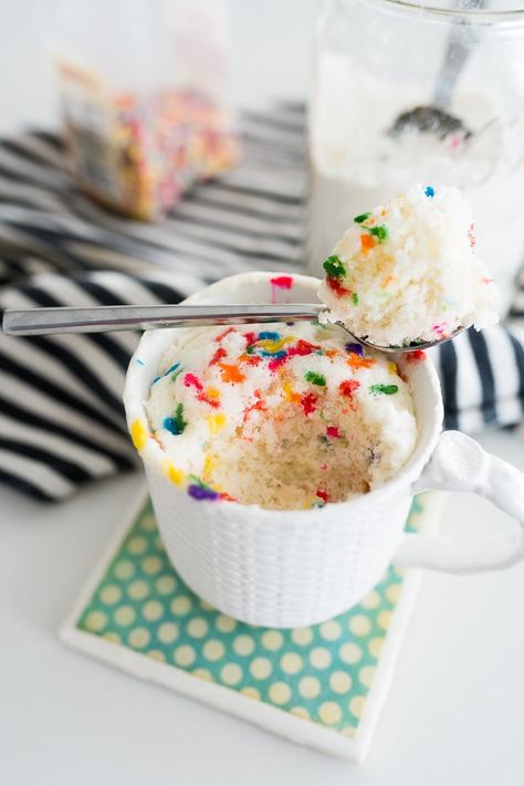 Mug Cake From Cake Mix Microwave, Cake Mix Mug Cake Microwave Easy, Box Cake Mug Cake Microwave, Cake Mix In A Cup Microwave, Cake Mix Microwave Mug Cake, Mug Cake With Box Cake, Mug Cakes From Cake Mixes, Cake In A Mug Microwave With Box Cake, Mug Cake Box Mix Recipe