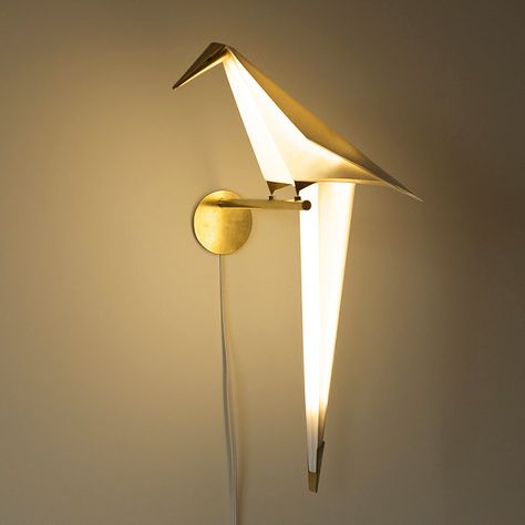 This is amazing! Created by a London-based architect and designer with Turkish heritage, Umut Yamac, this is the Perch Light family. Origami Lights, Blitz Design, Bird Lamp, Origami Lamp, Creative Lamps, Chris Craft, Origami Bird, Paper Light, Wall Lighting Design