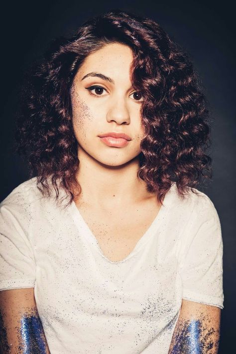 Alessia Cara Alessia Cara Wallpaper, Allesia Cara, Alessia Cara, Music Wallpaper, Van Halen, Female Singers, Anti Social, Fav Celebs, News Songs