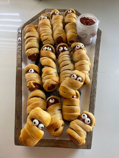 Halloween Baking Savoury, Halloween Savoury Snacks, Halloween Snacks Savory, Halloween Pigs In A Blanket, Halloween Savory Snacks, Mummy Pigs In A Blanket, Halloween Picnic, Gross Halloween Foods, Bake Halloween