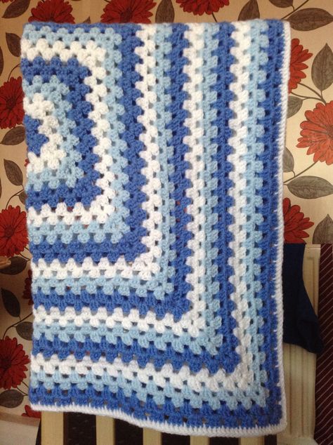 Blue Crochet Granny Square Blanket, Blue Granny Square Blanket, Crochet Baby Boys, Blankets Knit, Kare Motif, Crochet Pot Holders Free Pattern, Granny Blanket, Beanie Hat Pattern, Crochet Cushion Cover