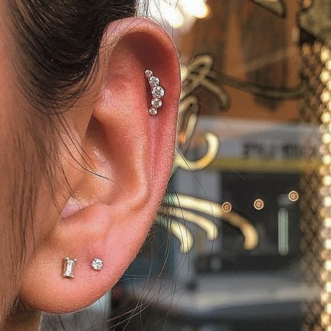 Breathtaking helix piercing by Gemma @gemstonepiercing with a stunning Prongset 5 Gem Crescent by @bvla @bvlalove ✨ For any of our piercing Helix Piercing, Social Club, Minimalist Earrings, Helix, Ear Piercings, Crescent, Ear Cuff, Piercings, Diamond Earrings